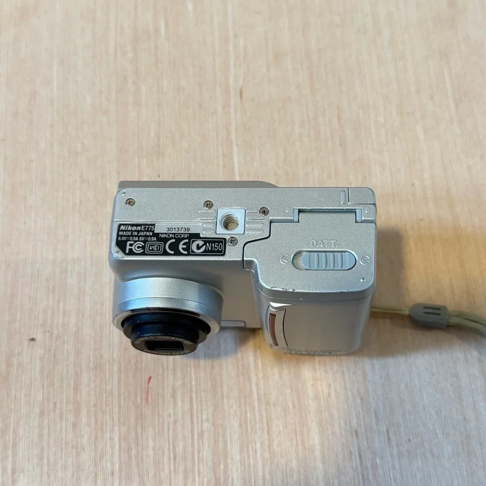 Nikon COOLPIX 775 2.0MP Digital Camera Silver “UNTESTED”Turns On No Charger Read